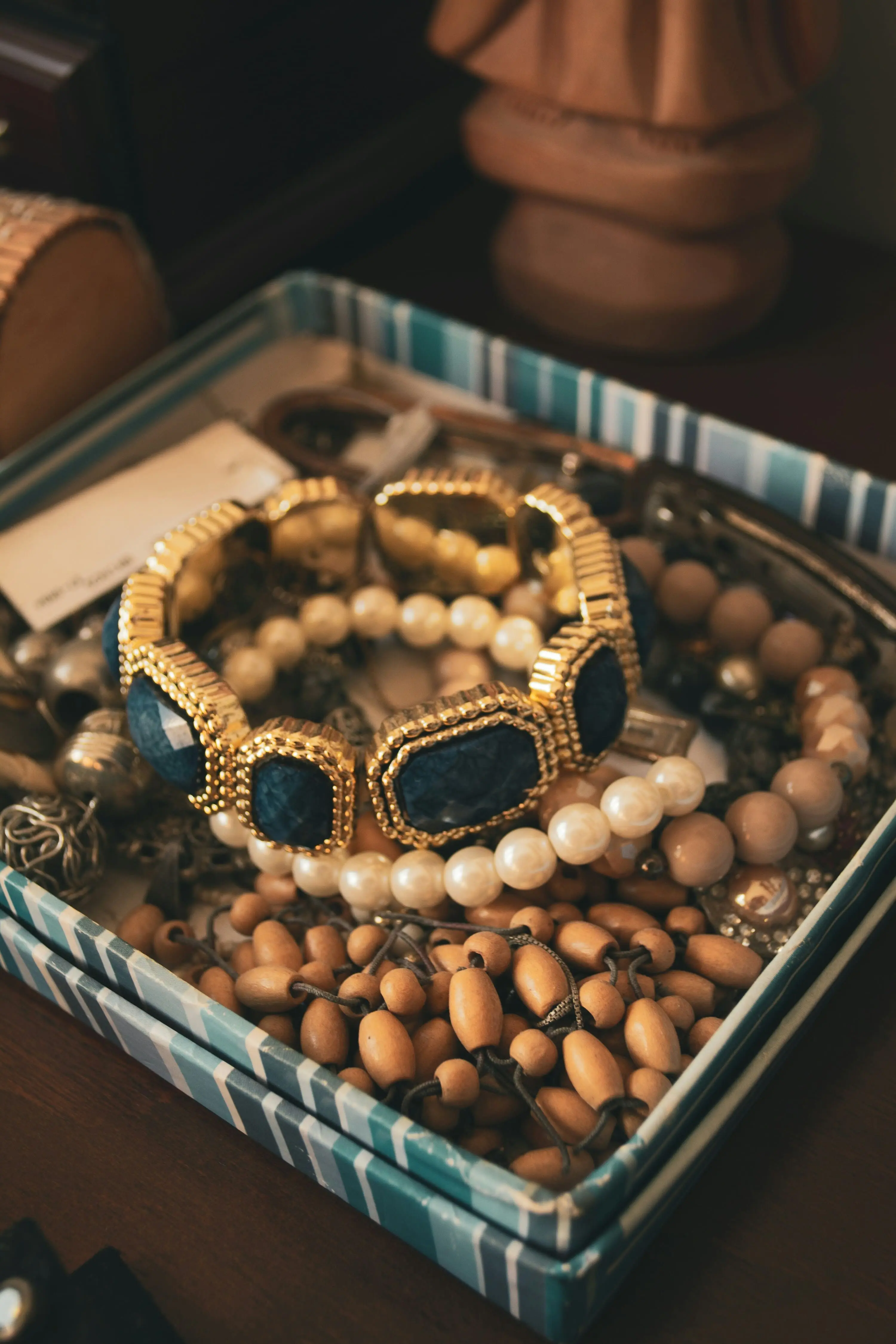 Bijoux abstraite illustrant les créations proposées sur la plateforme pour la catégorie bijoux